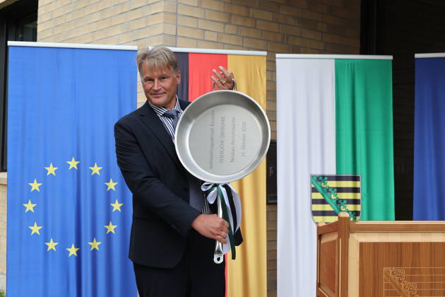 Oliver Schmidt, Leitender Regierungsdirektor und Anstaltsleiter der JVA Bautzen. Die Niederlassung Bautzen des Staatsbetriebes Sächsisches Immobilien- und Baumanagement (SIB) hat heute den Neubau der Anstaltsküche in der Justizvollzugsanstalt Bautzen feierlich übergeben. Die bisherige Anstaltsküche war technisch veraltet und genügte nicht mehr den heutigen Anforderungen. Seit 2022 entstand ein moderner dreistöckiger Neubau mit rund 1.400 Quadratmetern Nutzfläche. Er ermöglicht optimale Arbeitsabläufe für Gefangene und Bedienstete bei der Essenszubereitung. Bautzen, 21.10.2026 Copyright: xMatthiasxWehnertx