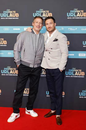 Die Schauspieler Wotan Wilke Möhring und Frederick Lau bei der NRW-Premiere des Kinofilms Der perfekte Urlaub im Cinedom. Köln, 21.10.2026 NRW Deutschland Copyright: xChristophxHardtx