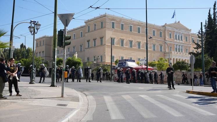 Athens Students And Teachers Protest ATHENS, GREECE, OCTOBER 21, 2026: Students and educators march through central Athens towards the Greek Parliament during nationwide education protests and teachers™ strike action. Demonstrators demand increased public education funding, improved school facilities, smaller classes and higher teachers™ salaries, while opposing education privatisation. Athens Greece Copyright: x xVedatxYelerx xJNAxPressx