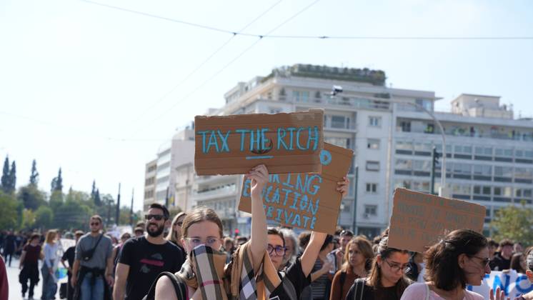 Athens Students And Teachers Protest ATHENS, GREECE, OCTOBER 21, 2026: Students and educators march through central Athens towards the Greek Parliament during nationwide education protests and teachers™ strike action. Demonstrators demand increased public education funding, improved school facilities, smaller classes and higher teachers™ salaries, while opposing education privatisation. Athens Greece Copyright: x xVedatxYelerx xJNAxPressx