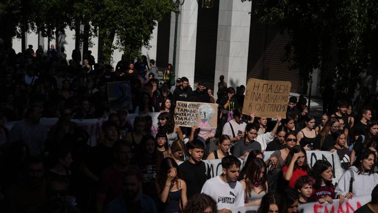 October 21, 2026, Athens, Greece: ATHENS, GREECE, OCTOBER 21, 2026: Students and educators march through central Athens towards the Greek Parliament during nationwide education protests and teachers™ strike action. Demonstrators demand increased public education funding, improved school facilities, smaller classes and higher teachers™ salaries, while opposing education privatisation. Athens Greece - ZUMAq101 20261021_zna_q101_248 Copyright: xVedatxYelerx