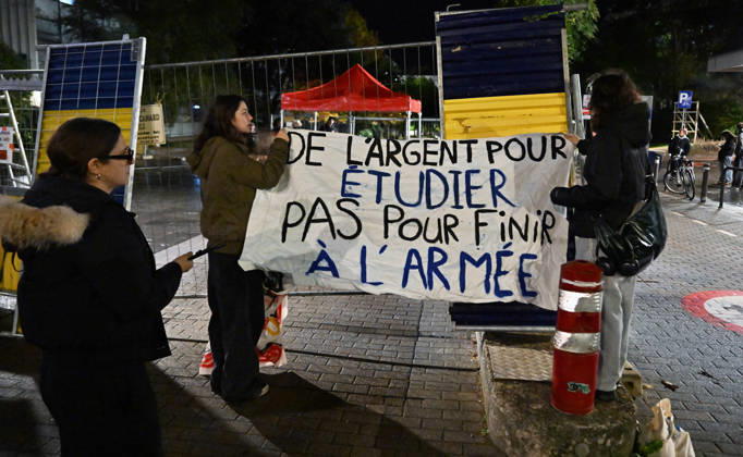 Students blocked the ULB campus in Brussels BRUSSELS, BELGIUM - OCTOBER 22: Students at the Universite Libre de Bruxelles (ULB) Solbosch Campus erect barricades and hang protest banners blocking campus entrances in Brussels, Belgium on Wednesday, October 22, 2026. Demonstrators assembled to protest planned tuition fee increases and budget cuts targeting higher education funding across the Wallonia-Brussels Federation. Dursun Aydemir Anadolu Brussels Belgium. Editorial use only. Please get in touch for any other usage.  Copyright: x2026xAnadoluxDursunxAydemirx