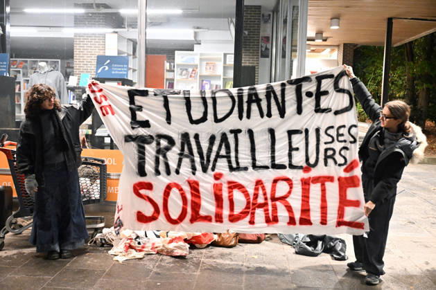 Students blocked the ULB campus in Brussels BRUSSELS, BELGIUM - OCTOBER 22: Students at the Universite Libre de Bruxelles (ULB) Solbosch Campus erect barricades and hang protest banners blocking campus entrances in Brussels, Belgium on Wednesday, October 22, 2026. Demonstrators assembled to protest planned tuition fee increases and budget cuts targeting higher education funding across the Wallonia-Brussels Federation. Dursun Aydemir Anadolu Brussels Belgium. Editorial use only. Please get in touch for any other usage.  Copyright: x2026xAnadoluxDursunxAydemirx