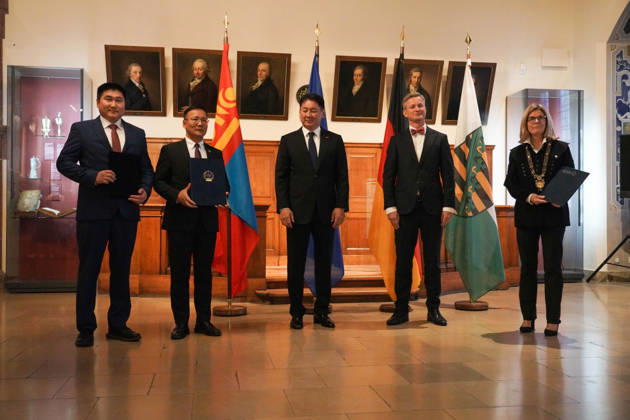 Leipzig - Mongolischer Staatspräsident in Sachsen Staatsbesuch mit Empfang am Alten Rathaus und Besuch der Universität Der mongolische Staatspräsident Ukhnaa Khurelsukh besucht am Donnerstag im Rahmen seines Staatsbesuchs in Deutschland die sächsische Stadt Leipzig. Gegen 10 Uhr wurde das Staatsoberhaupt am Alten Rathaus vom Chef der Sächsischen Staatskanzlei, Dr. Andreas Handschuh, sowie Leipzigs Erstem Bürgermeister Torsten Bonew empfangen. Für die Ankunft war bei entsprechender Witterung eine Kradeskorte vorgesehen. Im Anschluss stehen Eintragungen in das Gästebuch des Freistaates Sachsen und das Goldene Buch der Stadt Leipzig sowie der Austausch von Kooperationsverträgen zwischen sächsischen und mongolischen Hochschulen au Copyright: xEHLxMedia WilsonxVieirax 20261022_staatsbesuch-mongolei-leipzig_17