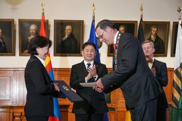 Leipzig - Mongolischer Staatspräsident in Sachsen Staatsbesuch mit Empfang am Alten Rathaus und Besuch der Universität Der mongolische Staatspräsident Ukhnaa Khurelsukh besucht am Donnerstag im Rahmen seines Staatsbesuchs in Deutschland die sächsische Stadt Leipzig. Gegen 10 Uhr wurde das Staatsoberhaupt am Alten Rathaus vom Chef der Sächsischen Staatskanzlei, Dr. Andreas Handschuh, sowie Leipzigs Erstem Bürgermeister Torsten Bonew empfangen. Für die Ankunft war bei entsprechender Witterung eine Kradeskorte vorgesehen. Im Anschluss stehen Eintragungen in das Gästebuch des Freistaates Sachsen und das Goldene Buch der Stadt Leipzig sowie der Austausch von Kooperationsverträgen zwischen sächsischen und mongolischen Hochschulen au Copyright: xEHLxMedia WilsonxVieirax 20261022_staatsbesuch-mongolei-leipzig_25