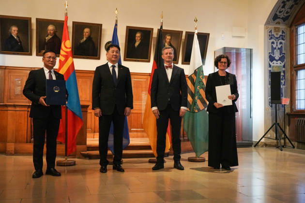 Leipzig - Mongolischer Staatspräsident in Sachsen Staatsbesuch mit Empfang am Alten Rathaus und Besuch der Universität Der mongolische Staatspräsident Ukhnaa Khurelsukh besucht am Donnerstag im Rahmen seines Staatsbesuchs in Deutschland die sächsische Stadt Leipzig. Gegen 10 Uhr wurde das Staatsoberhaupt am Alten Rathaus vom Chef der Sächsischen Staatskanzlei, Dr. Andreas Handschuh, sowie Leipzigs Erstem Bürgermeister Torsten Bonew empfangen. Für die Ankunft war bei entsprechender Witterung eine Kradeskorte vorgesehen. Im Anschluss stehen Eintragungen in das Gästebuch des Freistaates Sachsen und das Goldene Buch der Stadt Leipzig sowie der Austausch von Kooperationsverträgen zwischen sächsischen und mongolischen Hochschulen au Copyright: xEHLxMedia WilsonxVieirax 20261022_staatsbesuch-mongolei-leipzig_20
