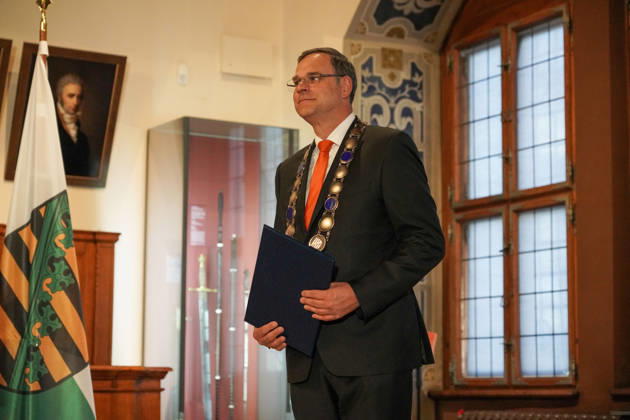 Leipzig - Mongolischer Staatspräsident in Sachsen Staatsbesuch mit Empfang am Alten Rathaus und Besuch der Universität Der mongolische Staatspräsident Ukhnaa Khurelsukh besucht am Donnerstag im Rahmen seines Staatsbesuchs in Deutschland die sächsische Stadt Leipzig. Gegen 10 Uhr wurde das Staatsoberhaupt am Alten Rathaus vom Chef der Sächsischen Staatskanzlei, Dr. Andreas Handschuh, sowie Leipzigs Erstem Bürgermeister Torsten Bonew empfangen. Für die Ankunft war bei entsprechender Witterung eine Kradeskorte vorgesehen. Im Anschluss stehen Eintragungen in das Gästebuch des Freistaates Sachsen und das Goldene Buch der Stadt Leipzig sowie der Austausch von Kooperationsverträgen zwischen sächsischen und mongolischen Hochschulen au Copyright: xEHLxMedia WilsonxVieirax 20261022_staatsbesuch-mongolei-leipzig_24