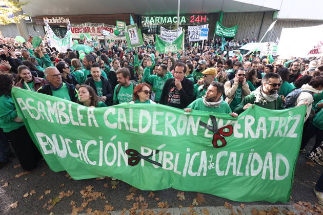 Rally at the Madrid Regional Assembly in Support of the Indefinite Education Strike Several people at a rally in support of public education, in front of the Madrid Regional Assembly, on October 22, 2026, in Madrid, Spain. Public school teachers in the Community of Madrid began an indefinite strike on October 14 to demand more resources and better working conditions. The strike was called by the unions CCOO, CGT, CNT, Solidaridad Obrera, STEM, and UGT, as well as by the teachers’ advocacy groups Educación Especial Digna, Menos Lectivas, and Queremos FP. Among their main demands are the restoration of a maximum of 17 teaching periods per week in secondary education and vocational training, and 22 in elementary school, and a reduction Copyright: xEduardoxParrax 7861261