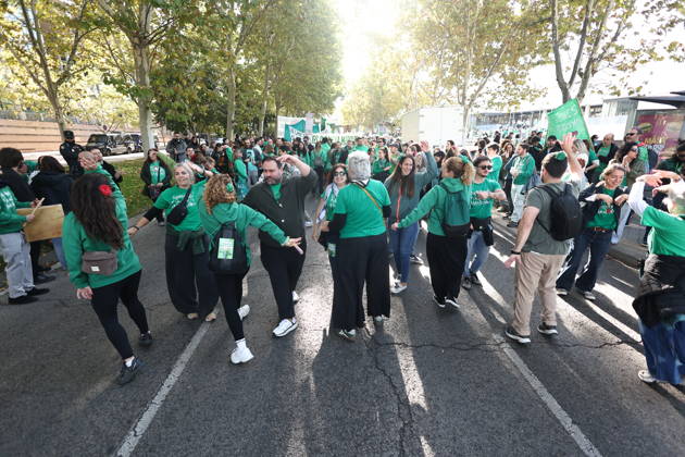 Rally at the Madrid Regional Assembly in Support of the Indefinite Education Strike Several people at a rally in support of public education, in front of the Madrid Regional Assembly, on October 22, 2026, in Madrid, Spain. Public school teachers in the Community of Madrid began an indefinite strike on October 14 to demand more resources and better working conditions. The strike was called by the unions CCOO, CGT, CNT, Solidaridad Obrera, STEM, and UGT, as well as by the teachers’ advocacy groups Educación Especial Digna, Menos Lectivas, and Queremos FP. Among their main demands are the restoration of a maximum of 17 teaching periods per week in secondary education and vocational training, and 22 in elementary school, and a reduction Copyright: xEduardoxParrax 7861264