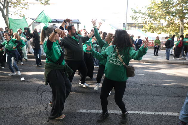 Rally at the Madrid Regional Assembly in Support of the Indefinite Education Strike Several people at a rally in support of public education, in front of the Madrid Regional Assembly, on October 22, 2026, in Madrid, Spain. Public school teachers in the Community of Madrid began an indefinite strike on October 14 to demand more resources and better working conditions. The strike was called by the unions CCOO, CGT, CNT, Solidaridad Obrera, STEM, and UGT, as well as by the teachers’ advocacy groups Educación Especial Digna, Menos Lectivas, and Queremos FP. Among their main demands are the restoration of a maximum of 17 teaching periods per week in secondary education and vocational training, and 22 in elementary school, and a reduction Copyright: xEduardoxParrax 7861265