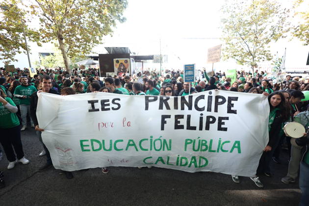 Rally at the Madrid Assembly in Support of the Indefinite Education Strike Several people hold a banner reading IES Príncipe Felipe for Quality Public Education during a rally in support of public education, in front of the Madrid Assembly, on October 22, 2026, in Madrid, Spain. Public school teachers in the Community of Madrid began an indefinite strike on October 14 to demand more resources and better working conditions. The strike was called by the unions CCOO, CGT, CNT, Solidaridad Obrera, STEM, and UGT, as well as by the teachers’ platforms Educación Especial Digna, Menos Lectivas, and Queremos FP. Among their main demands are the restoration of a maximum of 17 teaching periods per week in secondary education and vocational tr Copyright: xEduardoxParrax 7861268