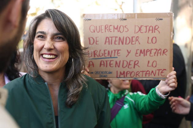 Rally at the Madrid Assembly in Support of the Indefinite Education Strike Manuela Bergerot, the spokesperson for Más Madrid in the Madrid Assembly, stands next to a banner reading We want to stop focusing on what’s urgent and start focusing on what’s important during a rally for public education in front of the Madrid Assembly, on October 22, 2026, in Madrid, Spain. Public school teachers in the Community of Madrid began an indefinite strike on October 14 to demand more resources and better working conditions, called by the unions CCOO, CGT, CNT, Solidaridad Obrera, STEM, and UGT, as well as by the teacher advocacy groups Dignified Special Education, Fewer Class Periods, and We Want Vocational Training. Among their main demands ar Copyright: xEduardoxParrax 7861276