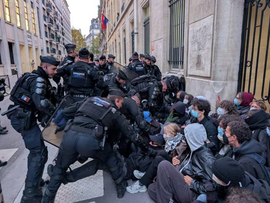 News Bilder des Tages Students stage sit-in protest at Sciences Po Paris PARIS, FRANCE - OCTOBER 22: French gendarmerie officers intervene as students stage a sit-in protest outside Sciences Po Paris in Paris, France, on October 22, 2026. Officers attempt to remove seated protesters from the area during the demonstration. Luc Auffret Anadolu Paris France. Editorial use only. Please get in touch for any other usage.  Copyright: x2026xAnadoluxLucxAuffretx