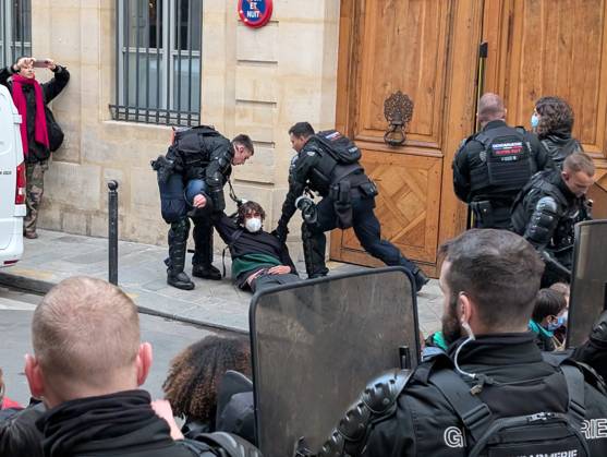 Students stage sit-in protest at Sciences Po Paris PARIS, FRANCE - OCTOBER 22: French gendarmerie officers forcibly remove a student taking part in a sit-in protest outside Sciences Po Paris in Paris, France, on October 22, 2026. Two officers drag the protester by the arms along the sidewalk during a police intervention at the institution. Luc Auffret Anadolu Paris France. Editorial use only. Please get in touch for any other usage.  Copyright: x2026xAnadoluxLucxAuffretx