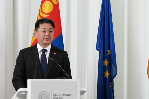 Leipzig - Mongolischer Staatspräsident in Sachsen Staatsbesuch mit Empfang am Alten Rathaus und Besuch der Universität Der mongolische Staatspräsident Ukhnaa Khurelsukh besucht am Donnerstag im Rahmen seines Staatsbesuchs in Deutschland die sächsische Stadt Leipzig. Gegen 10 Uhr wurde das Staatsoberhaupt am Alten Rathaus vom Chef der Sächsischen Staatskanzlei, Dr. Andreas Handschuh, sowie Leipzigs Erstem Bürgermeister Torsten Bonew empfangen. Für die Ankunft war bei entsprechender Witterung eine Kradeskorte vorgesehen. Im Anschluss stehen Eintragungen in das Gästebuch des Freistaates Sachsen und das Goldene Buch der Stadt Leipzig sowie der Austausch von Kooperationsverträgen zwischen sächsischen und mongolischen Hochschulen au Copyright: xEHLxMedia WilsonxVieirax 20261022_staatsbesuch-mongolei-leipzig_37