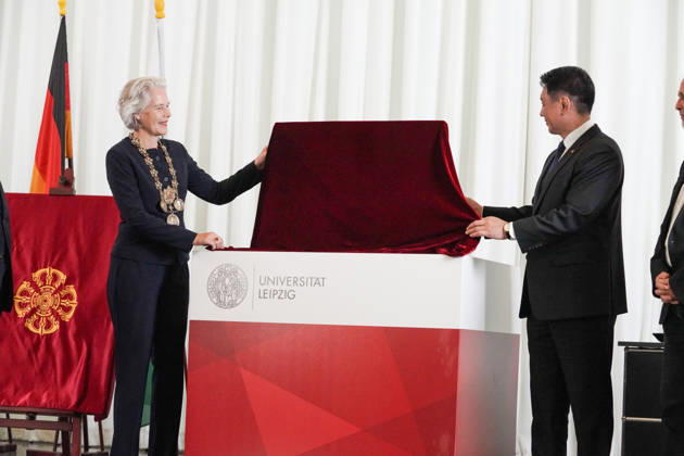 Leipzig - Mongolischer Staatspräsident in Sachsen Staatsbesuch mit Empfang am Alten Rathaus und Besuch der Universität Der mongolische Staatspräsident Ukhnaa Khurelsukh besucht am Donnerstag im Rahmen seines Staatsbesuchs in Deutschland die sächsische Stadt Leipzig. Gegen 10 Uhr wurde das Staatsoberhaupt am Alten Rathaus vom Chef der Sächsischen Staatskanzlei, Dr. Andreas Handschuh, sowie Leipzigs Erstem Bürgermeister Torsten Bonew empfangen. Für die Ankunft war bei entsprechender Witterung eine Kradeskorte vorgesehen. Im Anschluss stehen Eintragungen in das Gästebuch des Freistaates Sachsen und das Goldene Buch der Stadt Leipzig sowie der Austausch von Kooperationsverträgen zwischen sächsischen und mongolischen Hochschulen au Copyright: xEHLxMedia WilsonxVieirax 20261022_staatsbesuch-mongolei-leipzig_40
