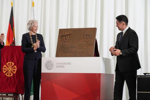 Leipzig - Mongolischer Staatspräsident in Sachsen Staatsbesuch mit Empfang am Alten Rathaus und Besuch der Universität Der mongolische Staatspräsident Ukhnaa Khurelsukh besucht am Donnerstag im Rahmen seines Staatsbesuchs in Deutschland die sächsische Stadt Leipzig. Gegen 10 Uhr wurde das Staatsoberhaupt am Alten Rathaus vom Chef der Sächsischen Staatskanzlei, Dr. Andreas Handschuh, sowie Leipzigs Erstem Bürgermeister Torsten Bonew empfangen. Für die Ankunft war bei entsprechender Witterung eine Kradeskorte vorgesehen. Im Anschluss stehen Eintragungen in das Gästebuch des Freistaates Sachsen und das Goldene Buch der Stadt Leipzig sowie der Austausch von Kooperationsverträgen zwischen sächsischen und mongolischen Hochschulen au Copyright: xEHLxMedia WilsonxVieirax 20261022_staatsbesuch-mongolei-leipzig_41