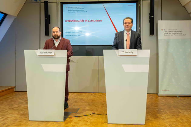 2026-10-22-Präsentation im BMLUK Geschäftsführer Haselmayer (IFDD) und Bundesminister für Land- und Forstwirtschaft, Klima- und Umweltschutz, Regionen und Wasserwirtschaft Norbert Totschnig (ÖVP) am 22. Oktober 2026 bei der Präsentation einer Studie zu Lebensqualität in Gemeinden und Perspektiven für lebendige Regionen im Bundesministerium für Land- und Forstwirtschaft, Klima- und Umweltschutz, Regionen und Wasserwirtschaft in Wien, Wien, Österreich .