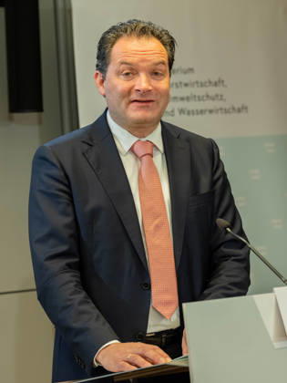 2026-10-22-Präsentation im BMLUK Bundesminister für Land- und Forstwirtschaft, Klima- und Umweltschutz, Regionen und Wasserwirtschaft Norbert Totschnig (ÖVP) am 22. Oktober 2026 bei der Präsentation einer Studie zu Lebensqualität in Gemeinden und Perspektiven für lebendige Regionen im Bundesministerium für Land- und Forstwirtschaft, Klima- und Umweltschutz, Regionen und Wasserwirtschaft in Wien, Wien, Österreich .