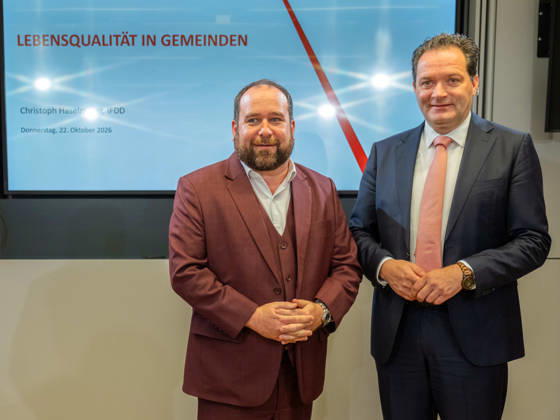 2026-10-22-Präsentation im BMLUK Geschäftsführer Haselmayer (IFDD) und Bundesminister für Land- und Forstwirtschaft, Klima- und Umweltschutz, Regionen und Wasserwirtschaft Norbert Totschnig (ÖVP) am 22. Oktober 2026 bei der Präsentation einer Studie zu Lebensqualität in Gemeinden und Perspektiven für lebendige Regionen im Bundesministerium für Land- und Forstwirtschaft, Klima- und Umweltschutz, Regionen und Wasserwirtschaft in Wien, Wien, Österreich .