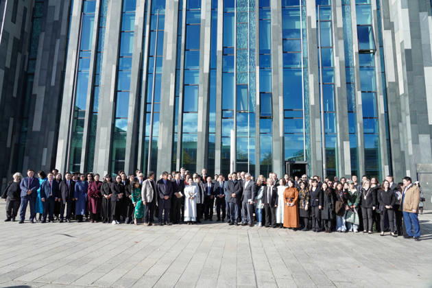 Leipzig - Mongolischer Staatspräsident in Sachsen Staatsbesuch mit Empfang am Alten Rathaus und Besuch der Universität Der mongolische Staatspräsident Ukhnaa Khurelsukh besucht am Donnerstag im Rahmen seines Staatsbesuchs in Deutschland die sächsische Stadt Leipzig. Gegen 10 Uhr wurde das Staatsoberhaupt am Alten Rathaus vom Chef der Sächsischen Staatskanzlei, Dr. Andreas Handschuh, sowie Leipzigs Erstem Bürgermeister Torsten Bonew empfangen. Für die Ankunft war bei entsprechender Witterung eine Kradeskorte vorgesehen. Im Anschluss stehen Eintragungen in das Gästebuch des Freistaates Sachsen und das Goldene Buch der Stadt Leipzig sowie der Austausch von Kooperationsverträgen zwischen sächsischen und mongolischen Hochschulen au Copyright: xEHLxMedia WilsonxVieirax 20261022_staatsbesuch-mongolei-leipzig_45