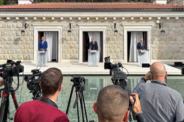 Sveti Stefan, Montenegro, 22.10.2026: Auslandsreise des Kanzlers zum Berlin Prozess -Gipfel: Pressekonferenz mit Bundeskanzler Friedrich Merz (CDU), dem Premierminister von montenegro Milojko Spajic und dem Bundeskanzler von Österreich Christian Stocker Copyright: xdtsxNachrichtenagenturx dts_140222
