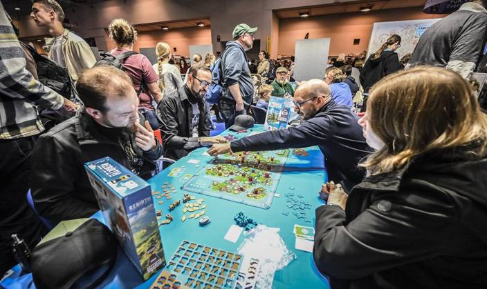 Erster Tag der Spielemesse Essen. Die SPIEL Essen findet vom 22. bis 25. Oktober 2026 auf dem Gelände der Messe Essen statt ** NUR FÜR REDAKTIONELLE ZWECKE ** EDITORIAL USE ONLY **<p>Messebesucher spielen Rebirth am Donnerstag, dem 10 22 2026. Erster Tag der Spielemesse Essen. Die SPIEL Essen findet vom 22. bis 25. Oktober 2026 auf dem Gelände der Messe Essen statt Deutschland NRW Essen Copyright: KerstinxKokoska