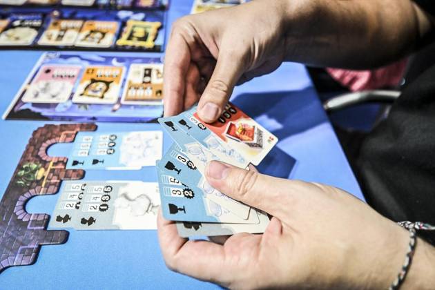 Erster Tag der Spielemesse Essen. Die SPIEL Essen findet vom 22. bis 25. Oktober 2026 auf dem Gelände der Messe Essen statt ** NUR FÜR REDAKTIONELLE ZWECKE ** EDITORIAL USE ONLY **<p>Redakteurin Kirsten Gnoht spielt das Spiel Stibitzt am Donnerstag, dem 10 22 2026. Erster Tag der Spielemesse Essen. Die SPIEL Essen findet vom 22. bis 25. Oktober 2026 auf dem Gelände der Messe Essen statt Deutschland NRW Essen Copyright: KerstinxKokoska