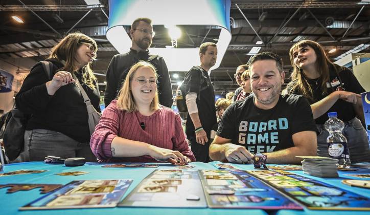 Erster Tag der Spielemesse Essen. Die SPIEL Essen findet vom 22. bis 25. Oktober 2026 auf dem Gelände der Messe Essen statt ** NUR FÜR REDAKTIONELLE ZWECKE ** EDITORIAL USE ONLY **<p>Redakteurin Kirsten Gnoht spielt das Spiel Stibitzt am Donnerstag, dem 10 22 2026. Erster Tag der Spielemesse Essen. Die SPIEL Essen findet vom 22. bis 25. Oktober 2026 auf dem Gelände der Messe Essen statt Deutschland NRW Essen Copyright: KerstinxKokoska