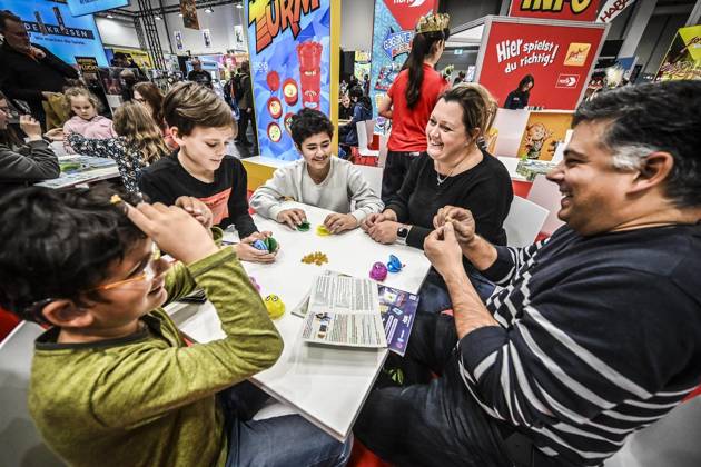 Erster Tag der Spielemesse Essen. Die SPIEL Essen findet vom 22. bis 25. Oktober 2026 auf dem Gelände der Messe Essen statt ** NUR FÜR REDAKTIONELLE ZWECKE ** EDITORIAL USE ONLY **<p>Messebesucher spielen Brabbel Krabben am Donnerstag, dem 10 22 2026. Erster Tag der Spielemesse Essen. Die SPIEL Essen findet vom 22. bis 25. Oktober 2026 auf dem Gelände der Messe Essen statt Deutschland NRW Essen Copyright: KerstinxKokoska