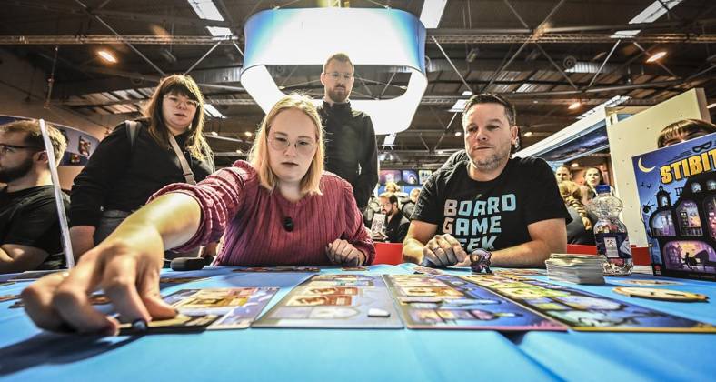 Erster Tag der Spielemesse Essen. Die SPIEL Essen findet vom 22. bis 25. Oktober 2026 auf dem Gelände der Messe Essen statt ** NUR FÜR REDAKTIONELLE ZWECKE ** EDITORIAL USE ONLY **<p>Redakteurin Kirsten Gnoht spielt das Spiel Stibitzt am Donnerstag, dem 10 22 2026. Erster Tag der Spielemesse Essen. Die SPIEL Essen findet vom 22. bis 25. Oktober 2026 auf dem Gelände der Messe Essen statt Deutschland NRW Essen Copyright: KerstinxKokoska