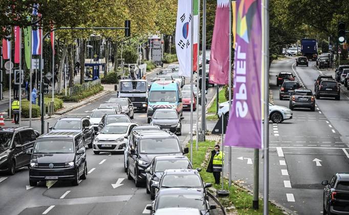 Erster Tag der Spielemesse Essen. Die SPIEL Essen findet vom 22. bis 25. Oktober 2026 auf dem Gelände der Messe Essen statt ** NUR FÜR REDAKTIONELLE ZWECKE ** EDITORIAL USE ONLY **<p>Autoschlange auf der Norbertstraße am Donnerstag, dem 10 22 2026. Erster Tag der Spielemesse Essen. Die SPIEL Essen findet vom 22. bis 25. Oktober 2026 auf dem Gelände der Messe Essen statt Deutschland NRW Essen Copyright: KerstinxKokoska