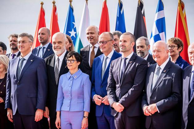News Bilder des Tages Sveti Stefan, Montenegro, 22.10.2026: Auslandsreise des Kanzlers zum Berlin Prozess -Gipfel: Der deutsche Bundeskanzler Friedrich Merz (CDU) und weitere Teilnehmer auf dem Familienfoto . Angekündigt waren Milojko Spajic, Duro Macut, Edi Rama, Albin Kurti, Hristijan Mickoski, Borjana Kristo, Christian Stocker, Andrej Plenkovis, Antonio Tajani, Benjamin Haddad, Thomas Byrne, Tone Kajzer, Stewart Martin Wood, Marcin Bosacki, Atanas Pekanov (Foto: Michael Kappeler, Pool)