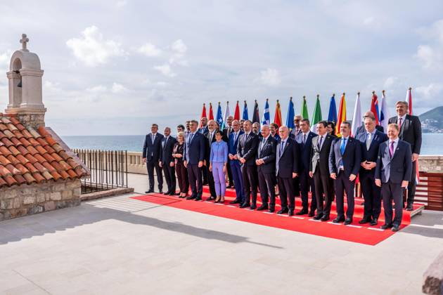 Sveti Stefan, Montenegro, 22.10.2026: Auslandsreise des Kanzlers zum Berlin Prozess -Gipfel: Der deutsche Bundeskanzler Friedrich Merz (CDU) und weitere Teilnehmer auf dem Familienfoto . Angekündigt waren Milojko Spajic, Duro Macut, Edi Rama, Albin Kurti, Hristijan Mickoski, Borjana Kristo, Christian Stocker, Andrej Plenkovis, Antonio Tajani, Benjamin Haddad, Thomas Byrne, Tone Kajzer, Stewart Martin Wood, Marcin Bosacki, Atanas Pekanov (Foto: Michael Kappeler, Pool)