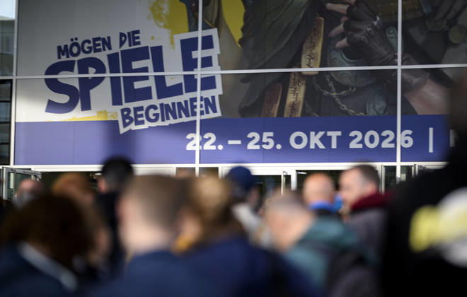 Besucher warten vor dem Eingang Ost, Ansturm, dahinter das Moto der SPIEL 26, am 22.10.2026 Messe SPIEL Essen vom 22.10 - 25.10.2026 in E s s e n Deutschland. Grugahalle