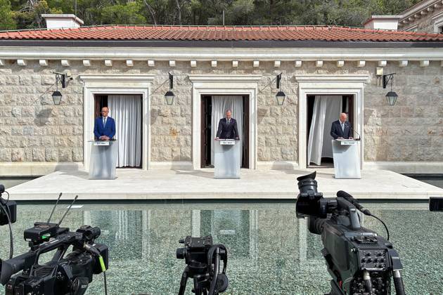 Sveti Stefan, Montenegro, 22.10.2026: Auslandsreise des Kanzlers zum Berlin Prozess -Gipfel: Pressekonferenz mit Bundeskanzler Friedrich Merz (CDU), dem Premierminister von Montenegro Milojko Spajic und dem Bundeskanzler von Österreich Christian Stocker Copyright: xdtsxNachrichtenagenturx dts_140223