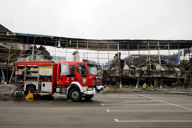 A fire engine is involved in a response effort to a Russian ballistic missile attack on an Epicentr K home improvement hypermarket and the surrounding shopping area in the Obolonskyi district, Kyiv, Ukraine, October 22, 2026. On Thursday night, Russian forces struck the Ukrainian capital with ballistic missiles and drones. According to the Kyiv City Military Administration, six districts came under attack. One person was killed, 24 were injured, and 16 of them were hospitalised. (Photo by Marianna Kotyk Ukrinform) Russian attack destroys shops in Kyiv  Copyright: xMariannaxKotykx