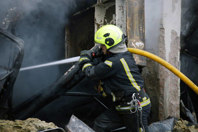 A State Emergency Service rescuer extinguishes a fire during a response effort to a Russian ballistic missile attack on an Epicentr K home improvement hypermarket and the surrounding shopping area in the Obolonskyi district, Kyiv, Ukraine, October 22, 2026. On Thursday night, Russian forces struck the Ukrainian capital with ballistic missiles and drones. According to the Kyiv City Military Administration, six districts came under attack. One person was killed, 24 were injured, and 16 of them were hospitalised. (Photo by Marianna Kotyk Ukrinform) Russian attack destroys shops in Kyiv  Copyright: xMariannaxKotykx