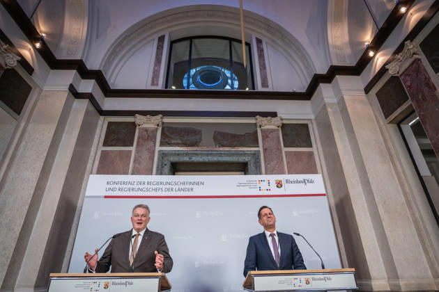 Abschlusspressekonferenz - Gordon Schnieder, Ministerpräsident Rheinland-Pfalz, mit Olaf Lies, Ministerpräsident Niedersachsen (von links);Konferenz der Regierungschefs der Länder Ministerpräsidentenkonferenz MPK in Berlin - Abschlusspresskonferenz, Berlin Berlin Deutschland Bundesratsgebäude