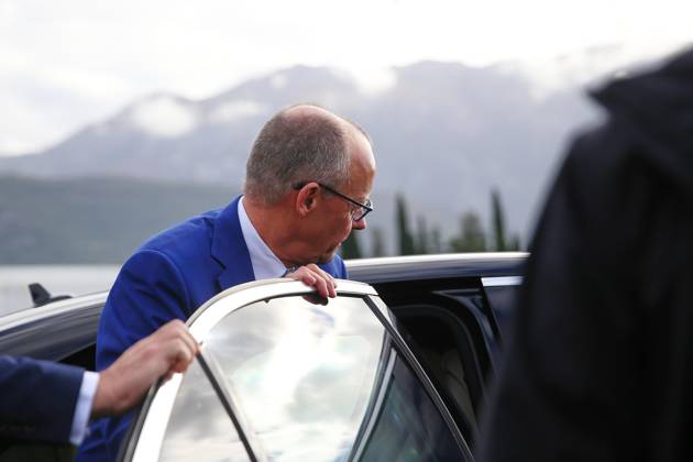 Tivat, Montenegro, 22.10.2026: Flughafen Tivat: Auslandsreise des Kanzlers zum Berlin Prozess -Gipfel: Bundeskanzler Friedrich Merz (CDU) steigt in ein Auto. Copyright: xdtsxNachrichtenagenturx dts_140279