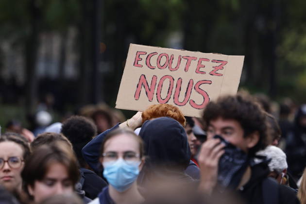 News Bilder des Tages Students gather outside Pitie-Salpetriere hospital in Paris PARIS, FRANCE - OCTOBER 22: Students and protesters gather outside the Pitie-Salpetriere hospital in Paris, France, on October 22, 2026, during a demonstration called by student and high school organisations amid ongoing social and political tensions in France. The demonstration had been banned by the Paris police prefecture. Ibrahim Ezzat Anadolu Paris France. Editorial use only. Please get in touch for any other usage.  Copyright: x2026xAnadoluxIbrahimxEzzatx