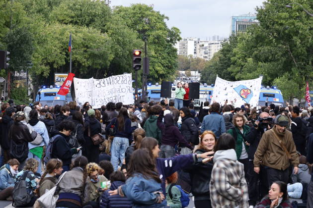 Students gather outside Pitie-Salpetriere hospital in Paris PARIS, FRANCE - OCTOBER 22: Students and protesters gather outside the Pitie-Salpetriere hospital in Paris, France, on October 22, 2026, during a demonstration called by student and high school organisations amid ongoing social and political tensions in France. The demonstration had been banned by the Paris police prefecture. Ibrahim Ezzat Anadolu Paris France. Editorial use only. Please get in touch for any other usage.  Copyright: x2026xAnadoluxIbrahimxEzzatx