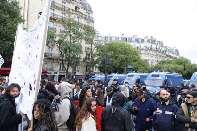 Students gather outside Pitie-Salpetriere hospital in Paris PARIS, FRANCE - OCTOBER 22: Students and protesters gather outside the Pitie-Salpetriere hospital in Paris, France, on October 22, 2026, during a demonstration called by student and high school organisations amid ongoing social and political tensions in France. The demonstration had been banned by the Paris police prefecture. Ibrahim Ezzat Anadolu Paris France. Editorial use only. Please get in touch for any other usage.  Copyright: x2026xAnadoluxIbrahimxEzzatx