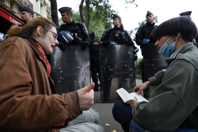 Students gather outside Pitie-Salpetriere hospital in Paris PARIS, FRANCE - OCTOBER 22: Students and protesters gather outside the Pitie-Salpetriere hospital in Paris, France, on October 22, 2026, during a demonstration called by student and high school organisations amid ongoing social and political tensions in France. The demonstration had been banned by the Paris police prefecture. Ibrahim Ezzat Anadolu Paris France. Editorial use only. Please get in touch for any other usage.  Copyright: x2026xAnadoluxIbrahimxEzzatx