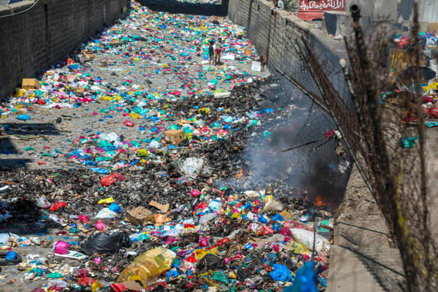 Streets of Taiz fill with waste as fuel supplies are cut off TAIZ, YEMEN - OCTOBER 22: Piles of garbage and waste accumulate are seen on streets in Taiz, Yemen on October 22, 2026. Waste collection activities have almost ground to a halt as Houthi forces launched a counter-offensive against government troops, besieging the strategically located city, blocking roads, and preventing fuel delivery to the region alongside ongoing security issues. Hamza Mustafa Anadolu Taiz Yemen. Editorial use only. Please get in touch for any other usage.  Copyright: x2026xAnadoluxHamzaxMustafax
