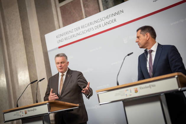 Abschlusspressekonferenz - Gordon Schnieder, Ministerpräsident Rheinland-Pfalz, mit Olaf Lies, Ministerpräsident Niedersachsen (von links);Konferenz der Regierungschefs der Länder Ministerpräsidentenkonferenz MPK in Berlin - Abschlusspresskonferenz, Berlin Berlin Deutschland Bundesratsgebäude
