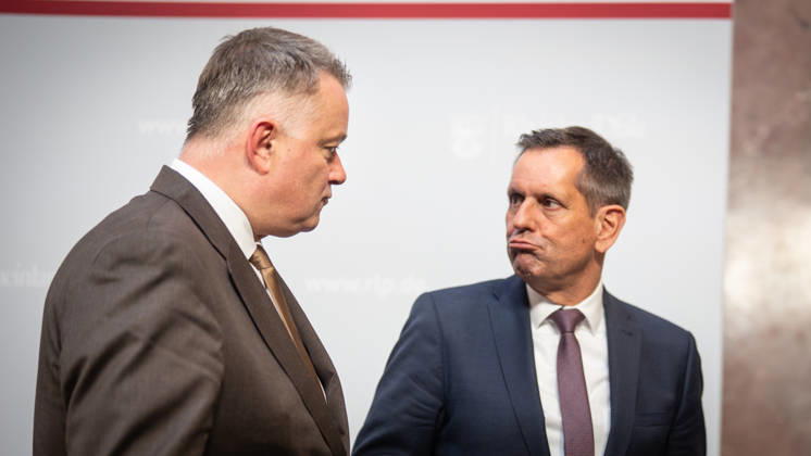 Abschlusspressekonferenz - Gordon Schnieder, Ministerpräsident Rheinland-Pfalz, mit Olaf Lies, Ministerpräsident Niedersachsen (von links);Konferenz der Regierungschefs der Länder Ministerpräsidentenkonferenz MPK in Berlin - Abschlusspresskonferenz, Berlin Berlin Deutschland Bundesratsgebäude