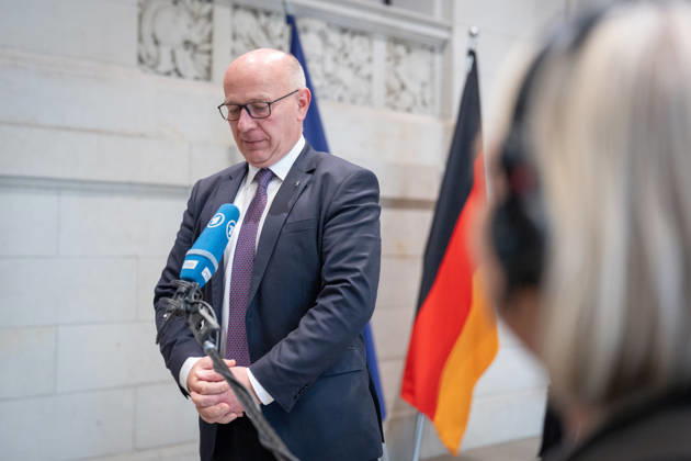 Ankunft im Bundesratsgebäude - Kai Wegner, amtierender Regierender Bürgermeister Berlin, gibt ein Pressestatement nach Abschluss der MPK im Empfangsbereich des Bundesratsgebäudes ab - TV-Interview mit ARD rbb Radio Berlin Brandenburg;Konferenz der Regierungschefs der Länder Ministerpräsidentenkonferenz MPK in Berlin, Berlin Berlin Deutschland Bundesratsgebäude