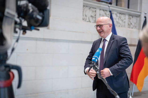 Ankunft im Bundesratsgebäude - Kai Wegner, amtierender Regierender Bürgermeister Berlin, gibt ein Pressestatement nach Abschluss der MPK im Empfangsbereich des Bundesratsgebäudes ab - TV-Interview mit ARD rbb Radio Berlin Brandenburg;Konferenz der Regierungschefs der Länder Ministerpräsidentenkonferenz MPK in Berlin, Berlin Berlin Deutschland Bundesratsgebäude