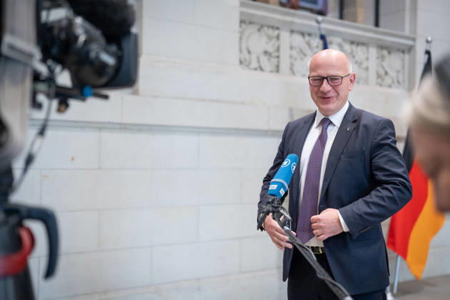 Ankunft im Bundesratsgebäude - Kai Wegner, amtierender Regierender Bürgermeister Berlin, gibt ein Pressestatement nach Abschluss der MPK im Empfangsbereich des Bundesratsgebäudes ab - TV-Interview mit ARD rbb Radio Berlin Brandenburg;Konferenz der Regierungschefs der Länder Ministerpräsidentenkonferenz MPK in Berlin, Berlin Berlin Deutschland Bundesratsgebäude